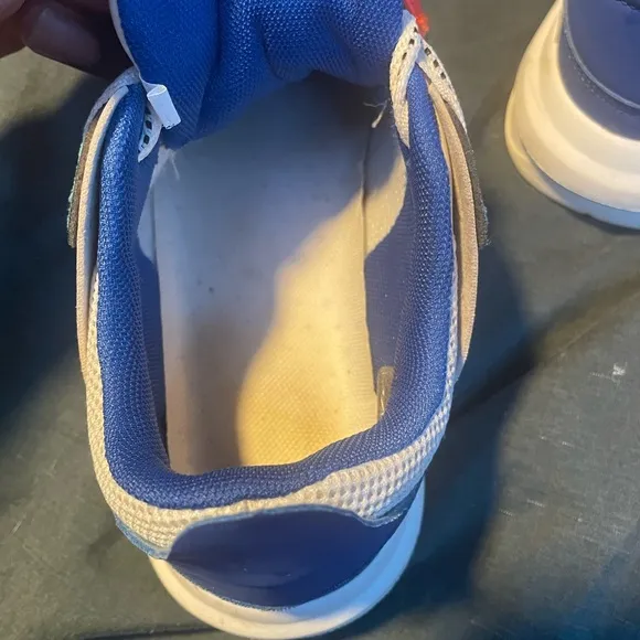 Dynamic Blue and Red Sneakers with Sporty Design