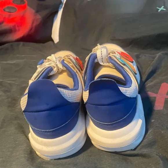 Dynamic Blue and Red Sneakers with Sporty Design