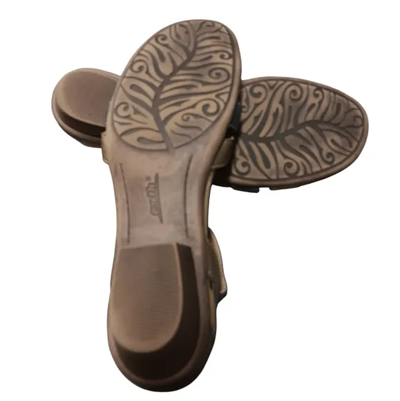 EARTH SHOES WOMEN'S SIZE 9 GREEN AND TAN SANDALS.