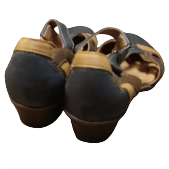 EARTH SHOES WOMEN'S SIZE 9 GREEN AND TAN SANDALS.