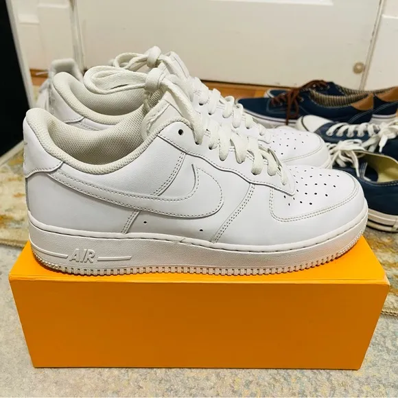EUC Men’s Size 9 (Euro Sz 42.5) Nike Air Force 1 Low 07’ Sneakers Triple White