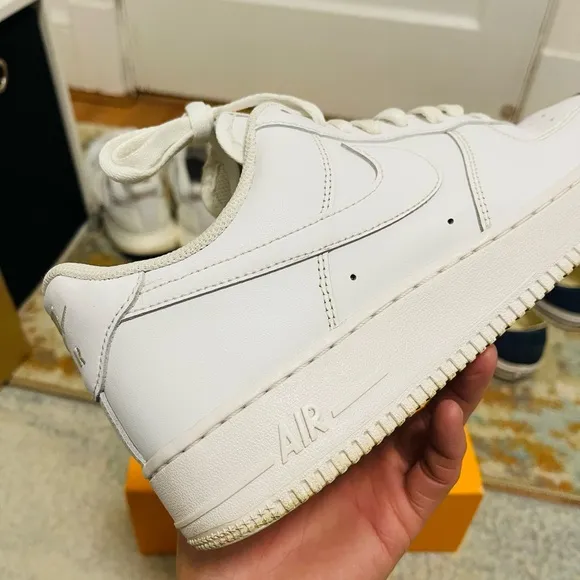 EUC Men’s Size 9 (Euro Sz 42.5) Nike Air Force 1 Low 07’ Sneakers Triple White