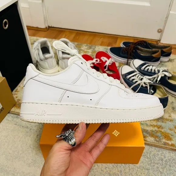 EUC Men’s Size 9 (Euro Sz 42.5) Nike Air Force 1 Low 07’ Sneakers Triple White