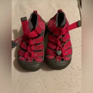 Girls KEEN Water shoes Sandals Red - US Size 10