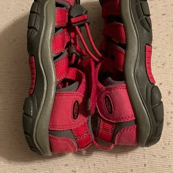 Girls KEEN Water shoes Sandals Red - US Size 10