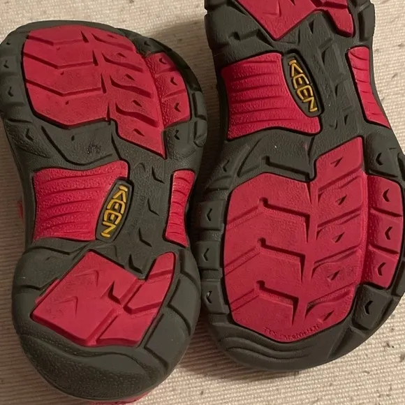 Girls KEEN Water shoes Sandals Red - US Size 10