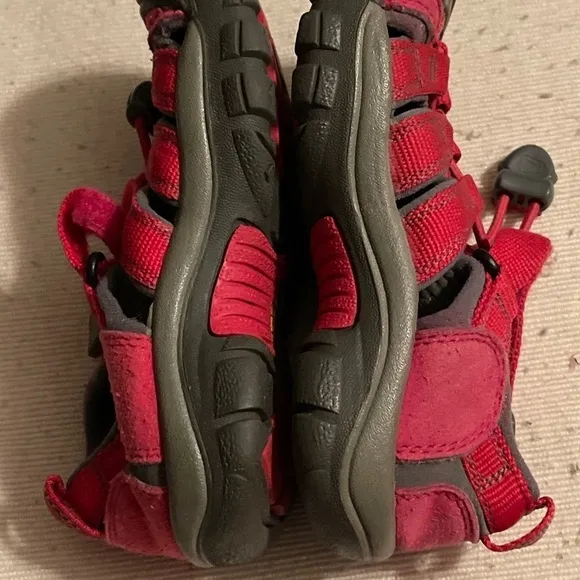 Girls KEEN Water shoes Sandals Red - US Size 10