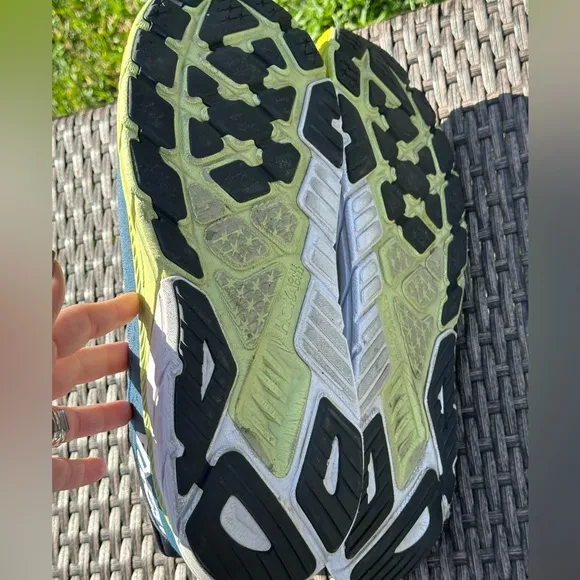 Hoka One One Arahi 6 running shoes