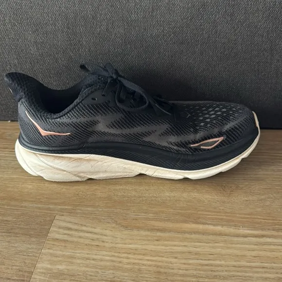 Hoka Women’s Clifton 9 Running Sneakers Size 9