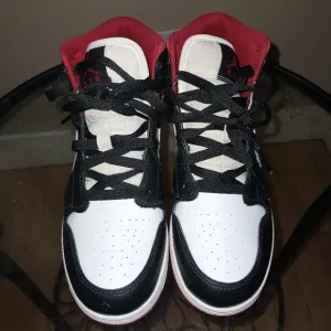 Jordan 1 Mid Gym Red Black White Sneakers Shoes sz 7Y