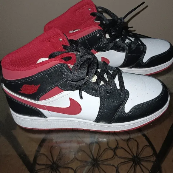 Jordan 1 Mid Gym Red Black White Sneakers Shoes sz 7Y
