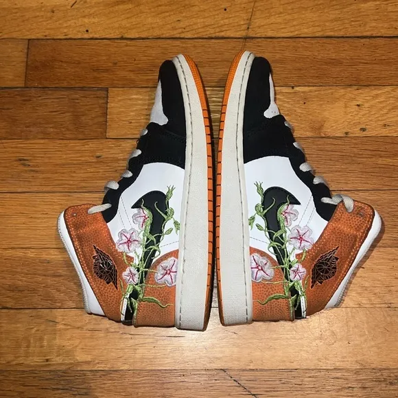 Jordan 1 Mid SE Blossom Floral Sneakers, size Youth 5 or Women’s 7
