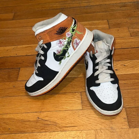 Jordan 1 Mid SE Blossom Floral Sneakers, size Youth 5 or Women’s 7