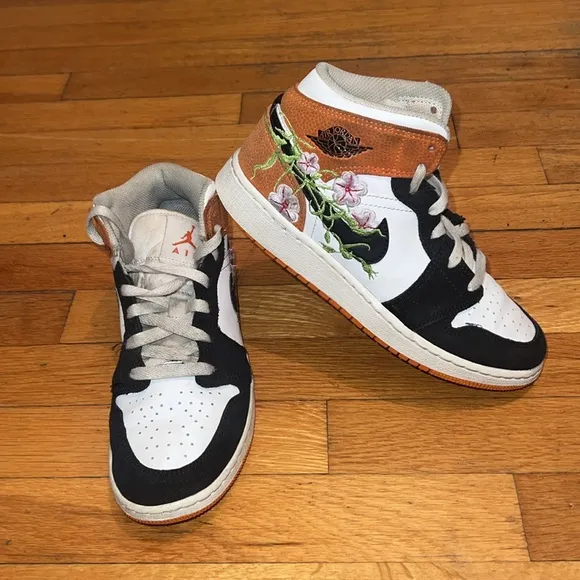 Jordan 1 Mid SE Blossom Floral Sneakers, size Youth 5 or Women’s 7