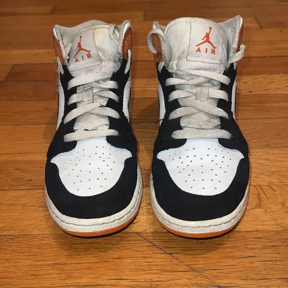 Jordan 1 Mid SE Blossom Floral Sneakers, size Youth 5 or Women’s 7