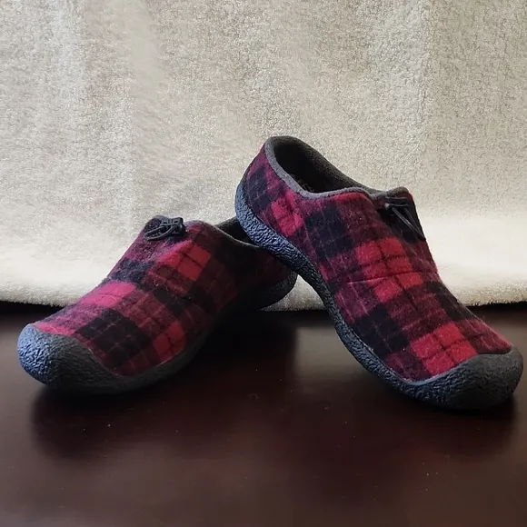 Keen 8.5 Men's Red Plaid Slip On Shoes - NWOT