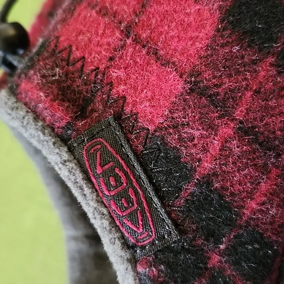 Keen 8.5 Men's Red Plaid Slip On Shoes - NWOT