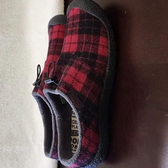 Keen 8.5 Men's Red Plaid Slip On Shoes - NWOT