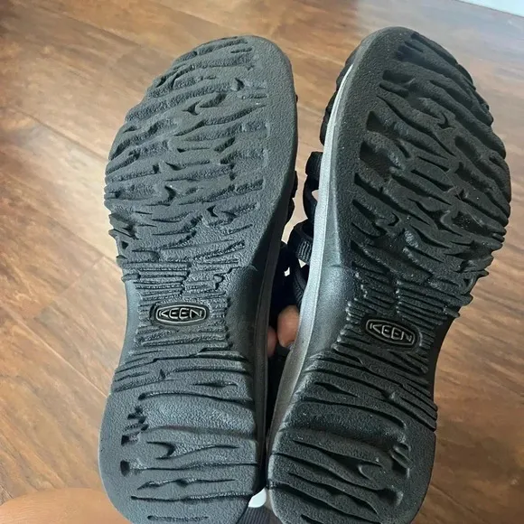 Keen Closed Toe Whisper Sandal- Size 9