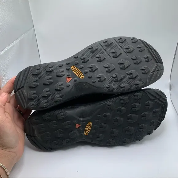 Keen Uneek Sneaker Black Men’s Size 9.5 Black slip on EUC hiking outdoor 1299