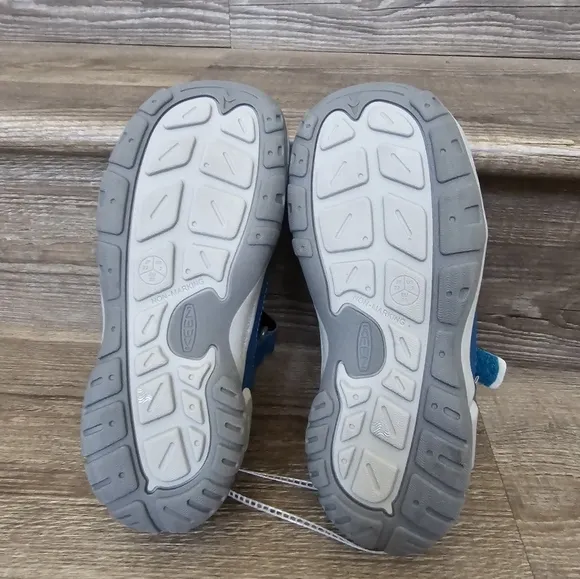 Keens sandles hiking, trail, water shoes blue and pink kids size 3 NWT