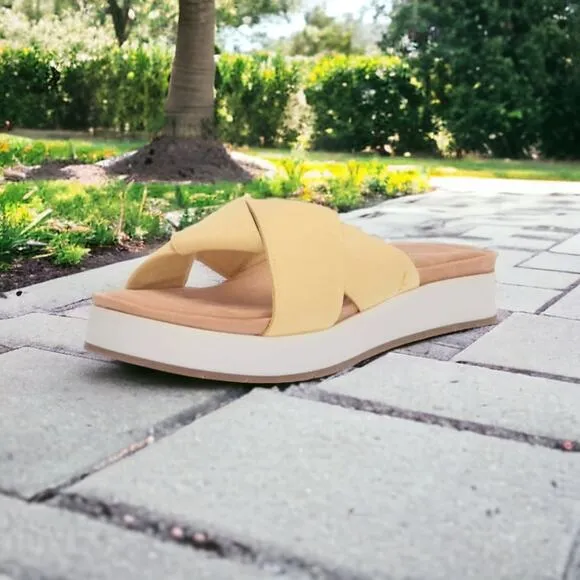 Koolaburra by Ugg New yellow &amp; white Carenza twist slide sandal size 9.5