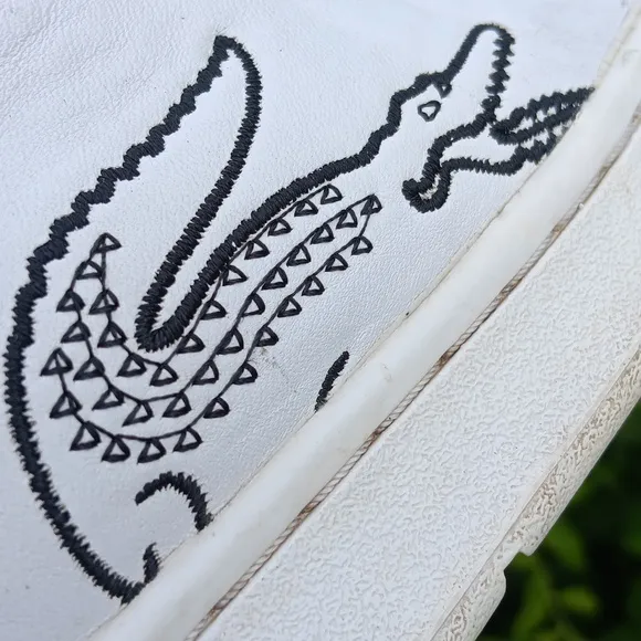 LACOSTE MEN'S WHITE CARNABY BIG CROC EMBROIDERED LEATHER TENNIS/FASHION SHOES