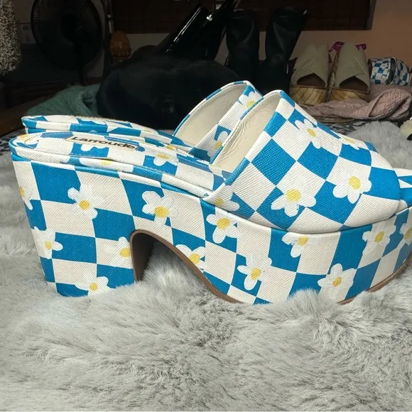 Larroude BlueWhite Checkered Daisy Miso SuperChunky Platforms NWOT Size 8.5