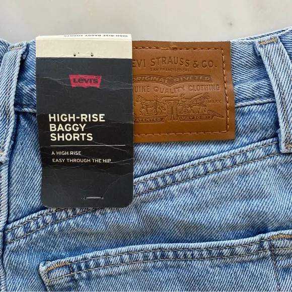 Levi’s High-Rise Baggy Shorts in Light Wash Size 26 NWT