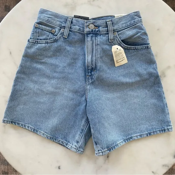 Levi’s High-Rise Baggy Shorts in Light Wash Size 26 NWT