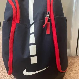 Lightly used Nike bag. With scuff marks on bottom