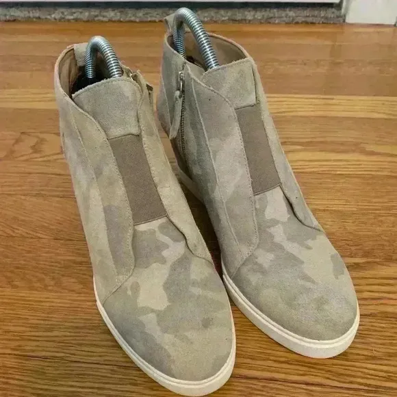 Linea Paolo Felicia Camo Wedge Bootie Sneakers, Womens Size 9