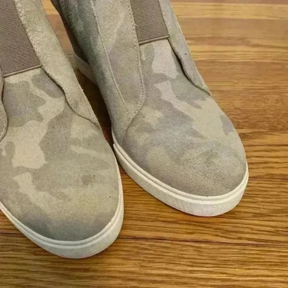 Linea Paolo Felicia Camo Wedge Bootie Sneakers, Womens Size 9