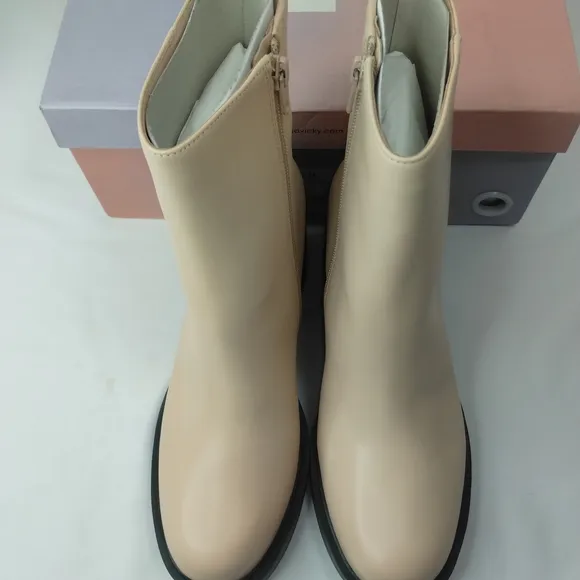 Lisa Vicky Valid-V Beigh Polish Calf Vegan Patent Leather Boots Sz 9M NIB