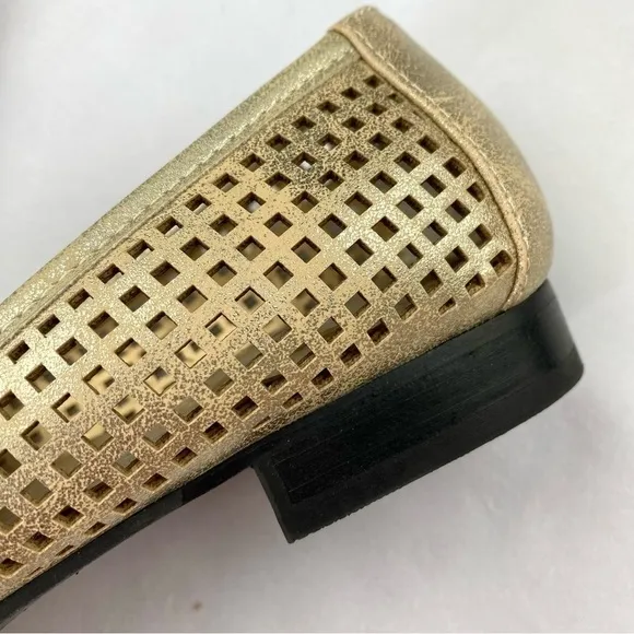 ME TOO Yale Slip On Loafer Laser Cut Rubbed Gold Size 6M (EUC)