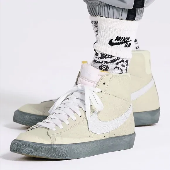 Men Size 7.5 (Euro Sz 40.5) Nike Blazer Mid ‘77 SE Sneakers Summit White/Phantom