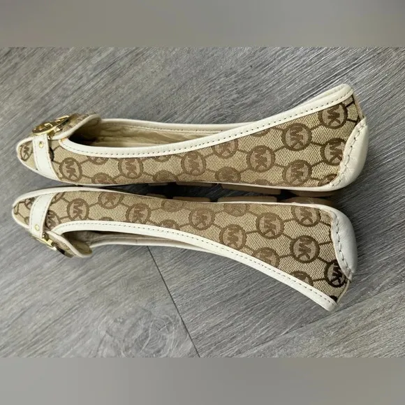 Michael Kors Flat Tan/White/Gold MK Emblem Shoes