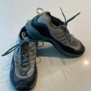Montrail women’s walking hiking shoes size 9.5 excellent condition, great brand.