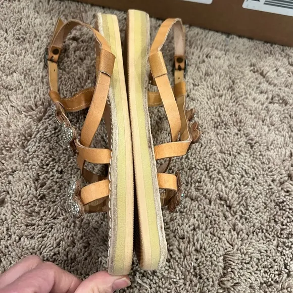 New 38 / 7 Anthropologie laidback London blyth flower embellished sandals tan