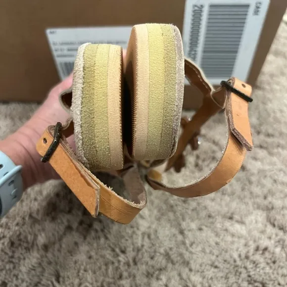 New 38 / 7 Anthropologie laidback London blyth flower embellished sandals tan