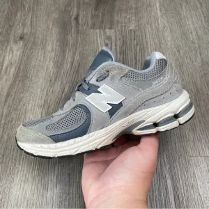 New Balance 2002R Gray Suede Shoes Size 2 Youth Sneakers Boys‎ PC2002ST Running