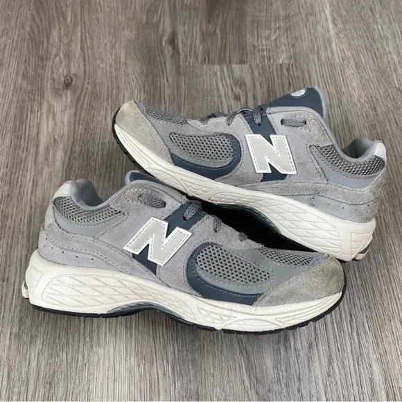 New Balance 2002R Gray Suede Shoes Size 2 Youth Sneakers Boys‎ PC2002ST Running