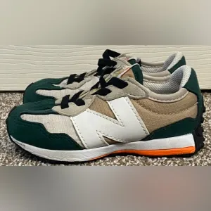 New Balance 327 Nightwatch Green Boys Size 8Y Athletic Shoes Sneakers