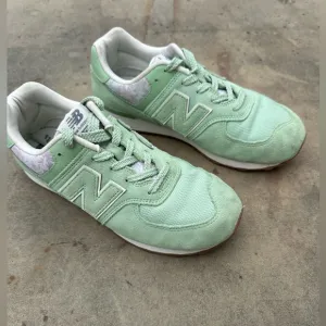 New Balance 574 Women's Running Lace-up Sneakers Size 5 READ