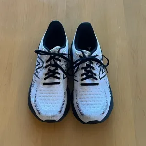 NEW BALANCE- White and Black Athletic Shoes