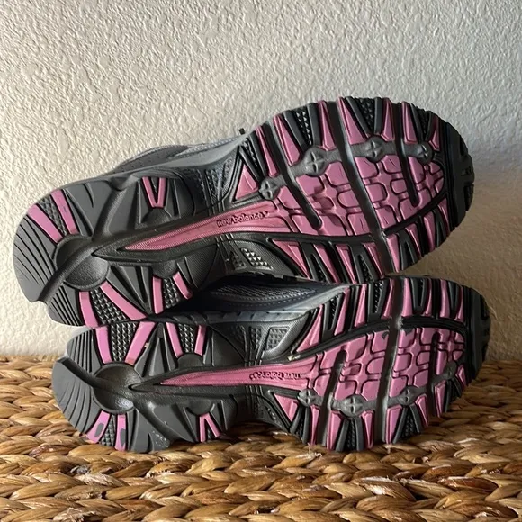 NEW BALANCE Women’s 411 All Terrain Shoes size 8 Grey/Purple