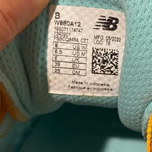 New Balance Women's, Fresh Foam 880 v2 Running Shoe - PERFECT CONDITION