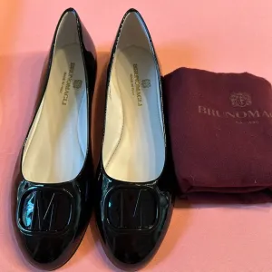 New Bruno Magli Patent Leather Flat Shoes. Black. Size. 7.5.