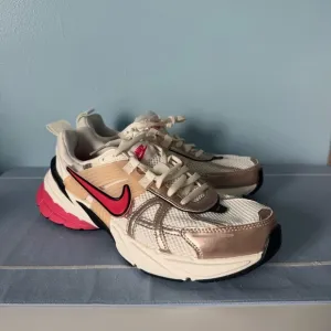 NEW Nike V2K Run Women’s Guava Ice/Aster Pink Sneakers