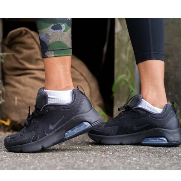 NEW  Nike Women's Air Max 200 Running Sneakers